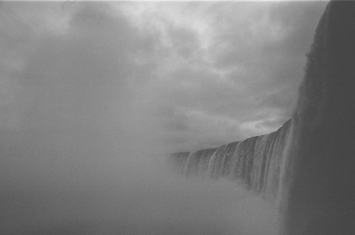 filmdevelop's tweet photo. Hey, it is #fupfriday and in this episode, we return to the metric side of Niagara Falls. I took this on New Year's day and it was the first time I had visited anglophone Canada in 20 years. Sadly, I didn't visit Swiss Chalet. #BelieveInFilm https://t.co/gKgtNutk20