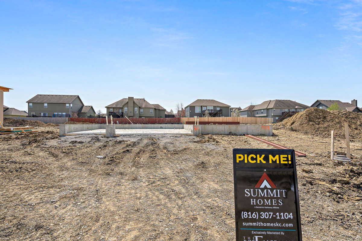 SummitHomesKC's tweet photo. Want to buy new, but have a specific timeline you need to hit? We've got you covered. Our build process allows for personalization all along the way. And, we have 100s of homes under construction at various stages! 

Read more: https://t.co/H2nIHRPPfg https://t.co/TaI2VwDBaf