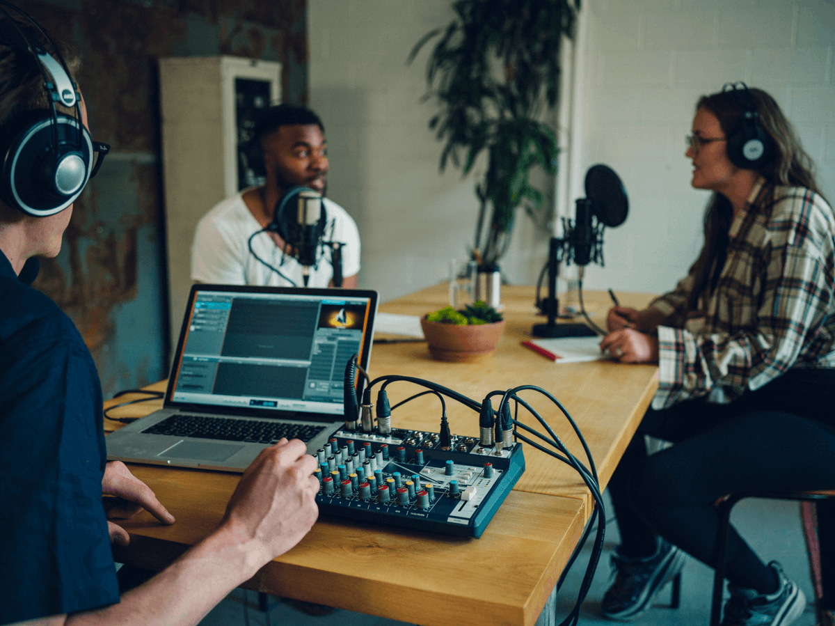 HARMAN_Pro's tweet photo. Perfect for podcasting, the #NotepadSeries features genuine #Soundcraft analog preamps. In addition to using a high-quality mixer, our blog offers more ways to take your podcast or production studio to the next level! Read the blog: https://t.co/1VD3waIELR #ElevateYourPodcast https://t.co/oqDvWm36BK
