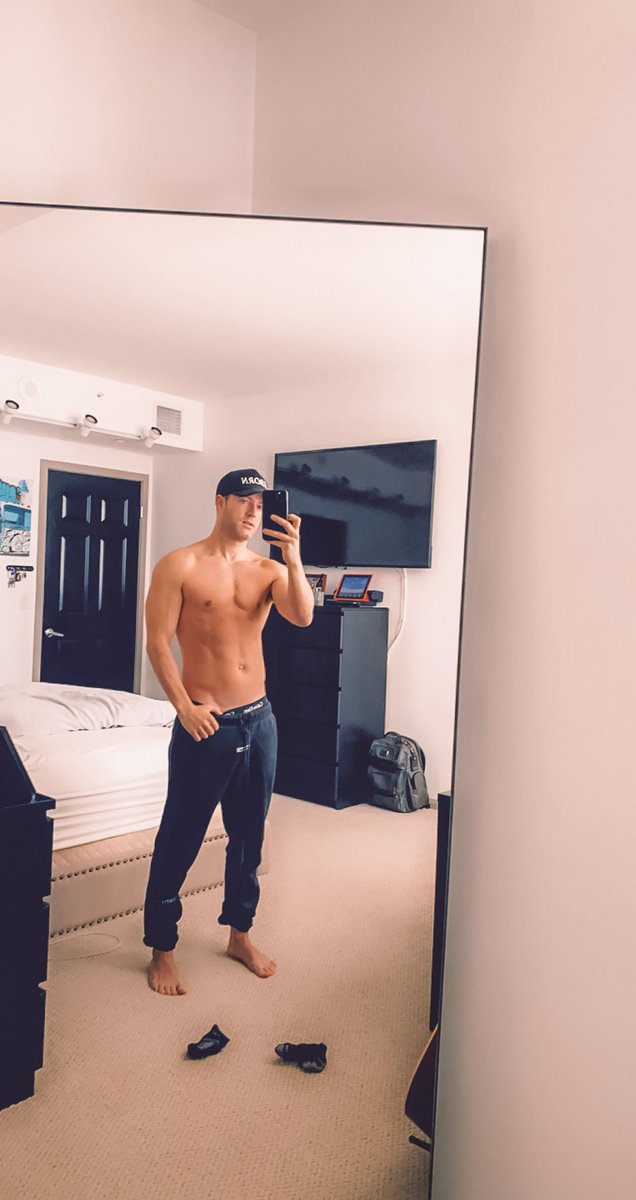 pazpaz's tweet photo. sweatpants szn https://t.co/xOiYXc7Ond