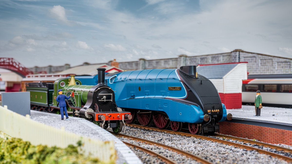 ftfootplate's tweet photo. What’s everyone’s favourites out of these two East Coast legends? 🤔 #fromthefootplate #nrm #mallard #stirlingsingle #lner https://t.co/FjC4PAVMqh