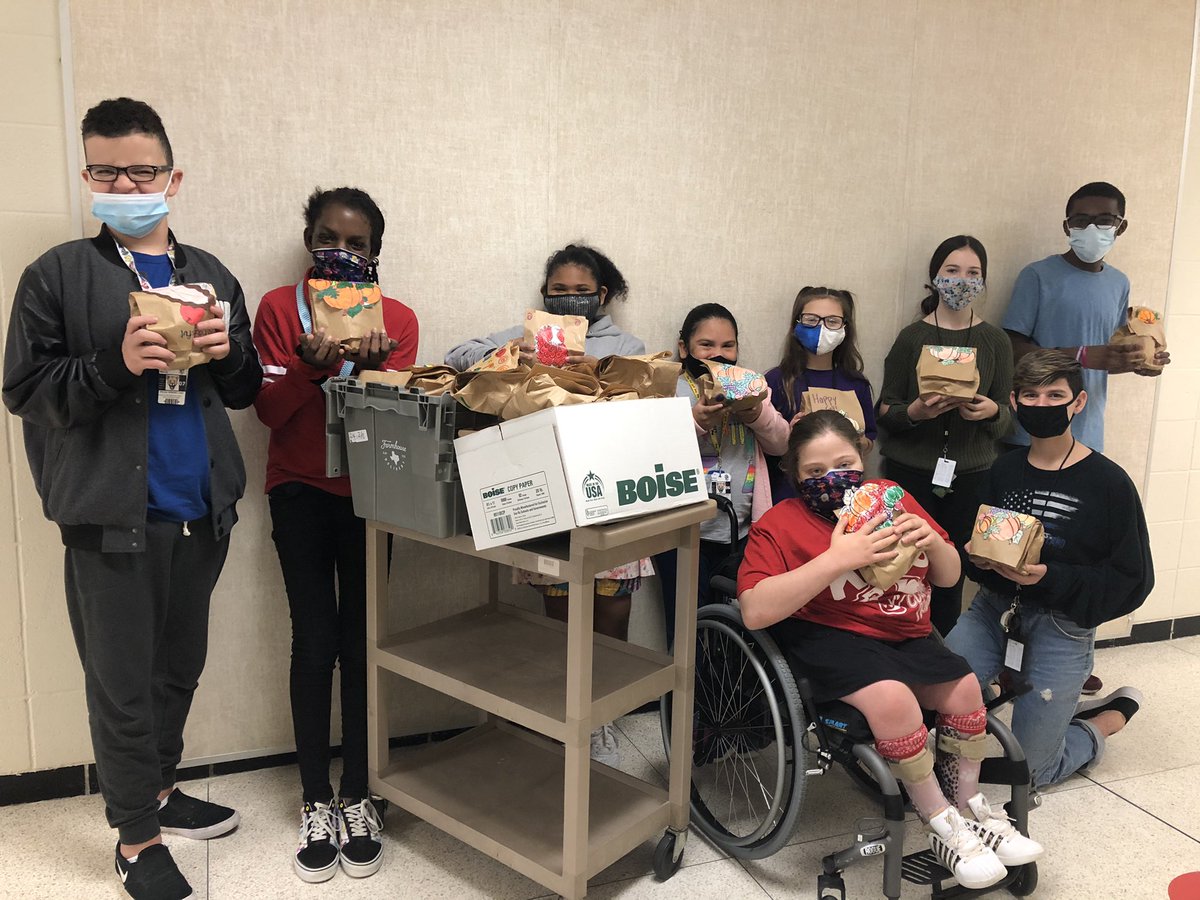Cougar Pals packed lunches this week for <a href="/KidsMealsInc/">Kids Meals🍎</a> ! We hope these special kids have a wonderful Thanksgiving! <a href="/HumbleISD_KMS/">Kingwood Middle</a> #KMSCougarPride