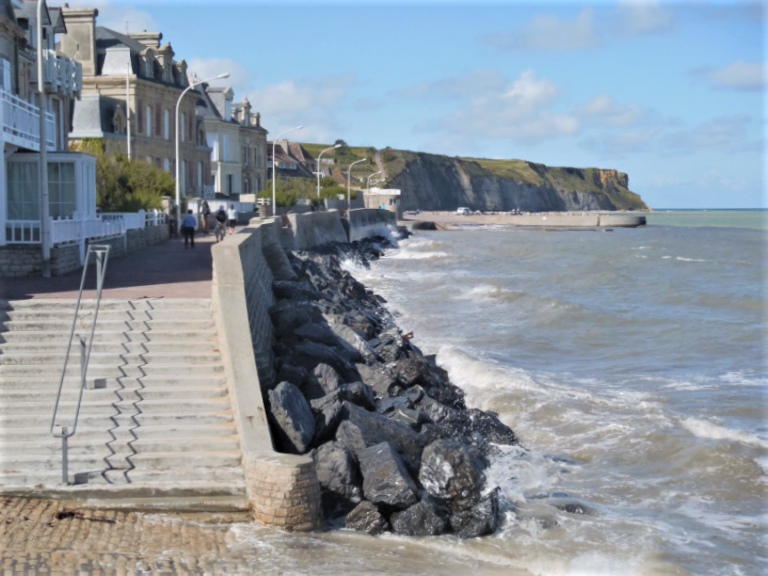 CYCLOMUNDO's tweet image. Your #FridayEscape... along the rugged, historic coasts of Normandy 🌊