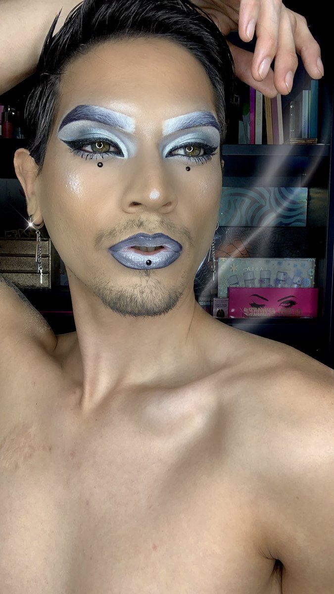 mykoolraee's tweet photo. Gray daze #makeup #selftaughtmakeupartist #creamated #druglord #medusa #JeffreeStarPRList @JeffreeStar https://t.co/3TDIbQJW7l