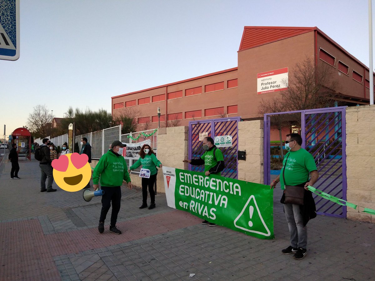 IU_EquoRivas's tweet photo. 💚La comunidad educativa de #Rivas rodea el CEIP Julio Pérez contra la masificación del centro en la que la Comunidad de Madrid pretende profundizar con barracones. Seguimos en #EmergenciaEducativa ⚠️ https://t.co/aQtfd34wdk