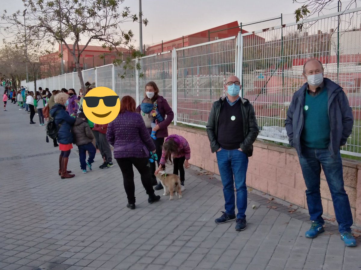 IU_EquoRivas's tweet photo. 💚La comunidad educativa de #Rivas rodea el CEIP Julio Pérez contra la masificación del centro en la que la Comunidad de Madrid pretende profundizar con barracones. Seguimos en #EmergenciaEducativa ⚠️ https://t.co/aQtfd34wdk