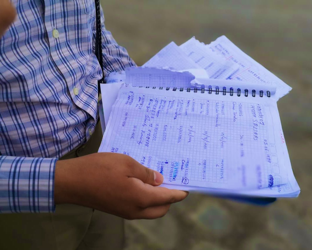 Los turnos que se encontraron en los locales comerciales serán suspendidos. Hacemos un llamado a la ciudadanía para que denuncie estos actos.

No vamos a permitir que se lucre con servicios que el Gobierno Nacional y <a href="/RegistroCivilec/">Registro Civil Ecuador 🇪🇨</a> los ofrece totalmente gratis.

<a href="/mariapaularomo/">María Paula Romo</a>