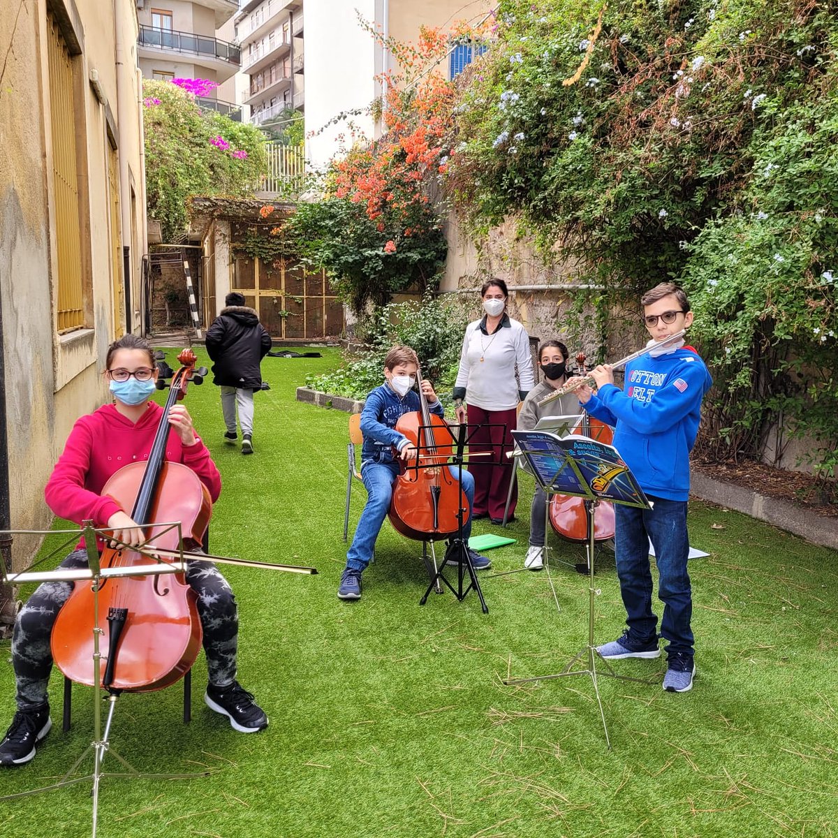 Ore 13:10: cortile interno dell' I.C "XX Settembre". Su un meraviglioso prato verde, un'accoglienza speciale ai  genitori recatisi a scuola per prendere i piccoli alunni delle classi prime. Tutto si conclude con un applauso ai giovani artisti. #unpassoavanti #icxxsettembre