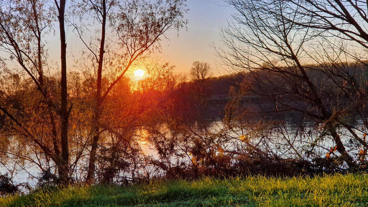 alevarone's tweet photo. Una delle mie Issime @mariluci2 fa delle foto favolose. E volevo condividere con voi. Questa è del #tramonto di oggi
#meravigliosaLuciana
#Issime https://t.co/66YeOIdx9X