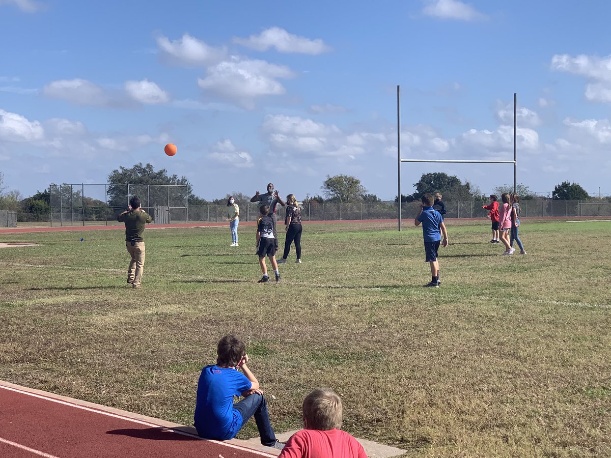 cevms_drama's tweet photo. This is just really neat to see. Our admins taking time out of their busy days to play some kickball with the 6th graders. 😊 @cevmsjags @ZacOldham @Bwalker829 https://t.co/KLuI8CDhOY