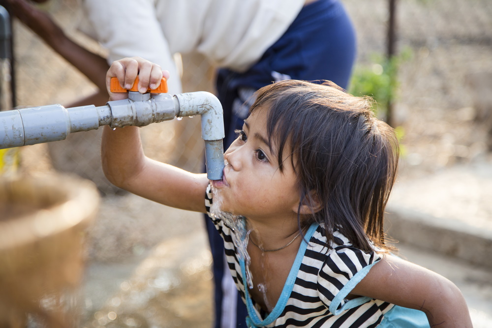 SaurSolidarites's tweet photo. L'accès à l’eau &amp; à l'assainissement peut changer la vie d’un enfant et lui donner l’espoir d’un avenir meilleur. 
La #Journéeinternationaledesdroitsdelenfant est l'occasion de remercier nos salariés engagés dans des missions de solidarité. Un immense bravo pour votre #engagement https://t.co/YhhisxPEyL