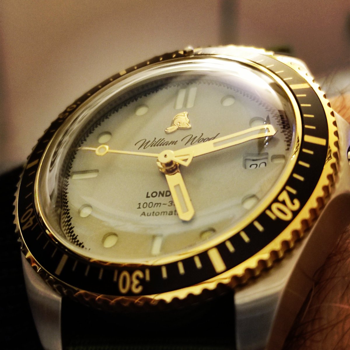 saladeltech's tweet photo. Come potremmo mai definirlo un "micro Brand"?
Thanks William Wood watches. 
Presto sul canale YouTube 🤠

#orologi #orologio #watches #watch #sellita #swissmade #original #williamwood #williamwoodwatches #gold #fireman #firehose #recycle #recycling #british #london #madeinuk https://t.co/2BLDps1J6V