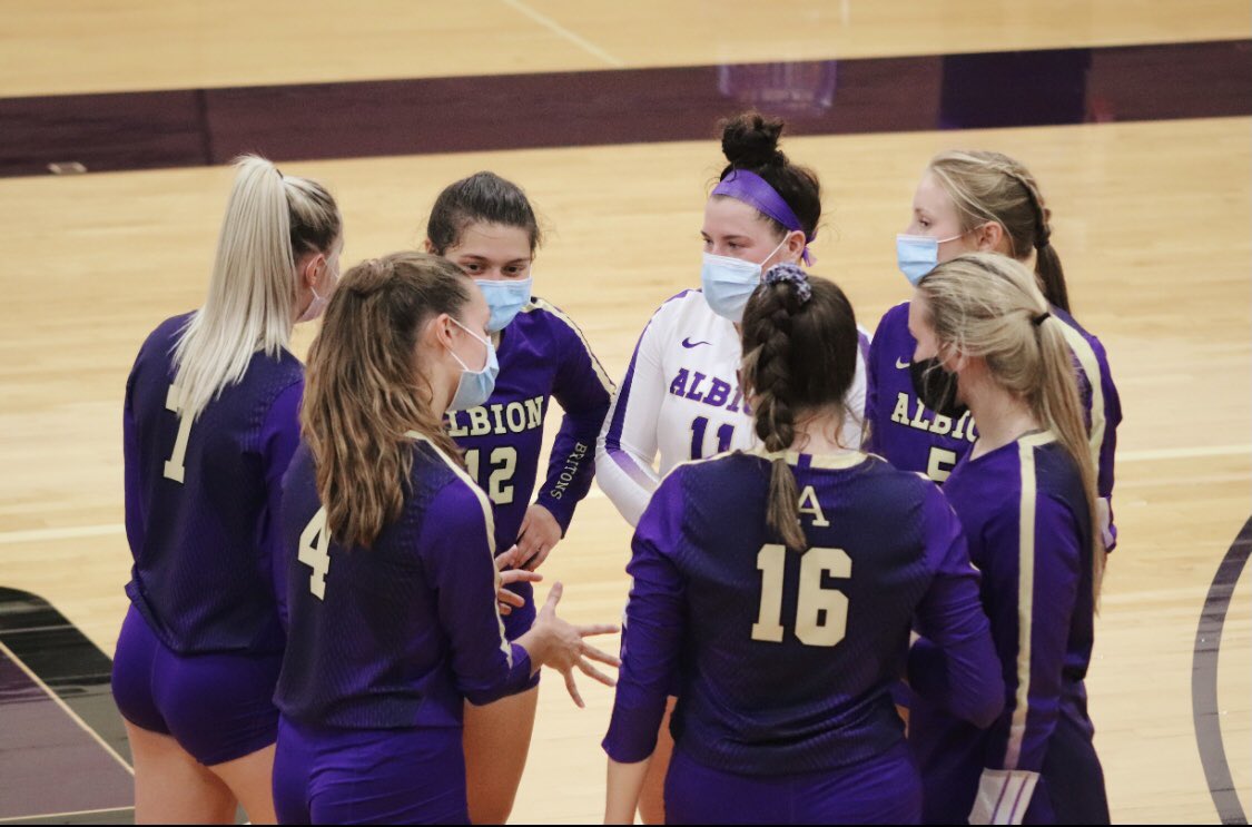 AlbionVball's tweet photo. Just discussing the weekend plans with the fam 😏

 #FamilyFriday #FBF  💜🏐💛 https://t.co/lFFpueq3sh