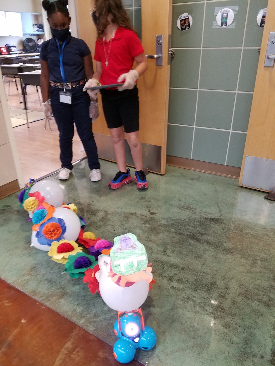LibraryTme's tweet photo. @kyndra_johnson @RISD_STEM4All @TiffanyteacherH @MrsParkersPlace guess what?
@tmebulldogs at it again! Connecting ELAR and STEM here with 3rd and 4th grade with "Balloons over Broadway" Dash Parade. #RISDgreatness https://t.co/J4EwpjvHS3