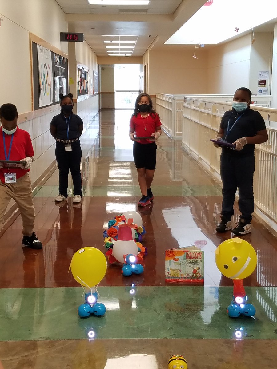 LibraryTme's tweet photo. @kyndra_johnson @RISD_STEM4All @TiffanyteacherH @MrsParkersPlace guess what?
@tmebulldogs at it again! Connecting ELAR and STEM here with 3rd and 4th grade with "Balloons over Broadway" Dash Parade. #RISDgreatness https://t.co/J4EwpjvHS3