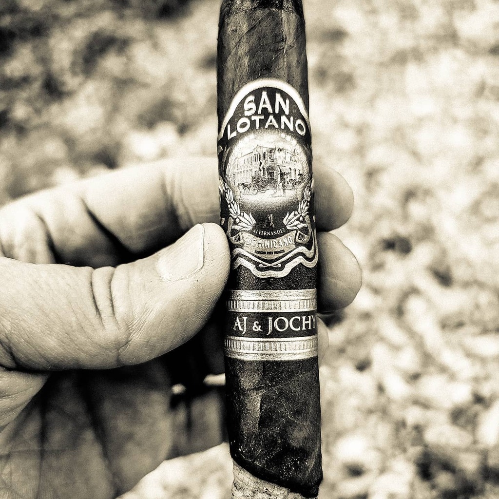 cjcigars1's tweet photo. Starting the Friday off right. San Lotano Dominicano and a hot cup of BRC coffee!
.
#cjcigars #ajfcigars #jochyblanco #cigars #cigaroftheday #cigarphotography #cigarsandcoffee #cigarsandcamping https://t.co/zJtrLTYeAe