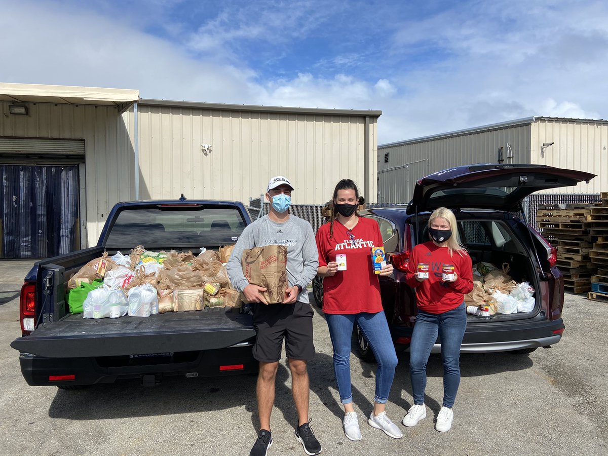 SASC_FAU's tweet photo. Thank you to the teams, coaches & staff that donated canned/non perishable goods to this years Project Thanksgiving Canned Food Drive! We donated 1️⃣,2️⃣6️⃣3️⃣ items to @UnitedWayofPBC 👌🏼🦉
CAN🥫you believe it? We CAN🥫
#weCANmakeadifference #CommunityServiceInParadise https://t.co/NyGAm3fIfJ