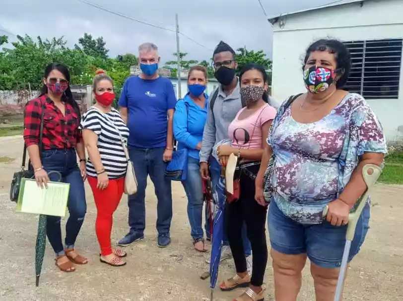 ucfgos's tweet photo. Hasta los #ConsejoPopular de #Reina y #Pastorita en #Cienfuegos, llegaron las cámaras de @PerlavisionTV para captar imágenes de todo el quehacer desempeñado por estudiantes y profesores de la #UCf, acompañados por la @aclifim, impulsores de la #Tarea_de_Impacto #EstamosContigo. https://t.co/9pIuvvH88C