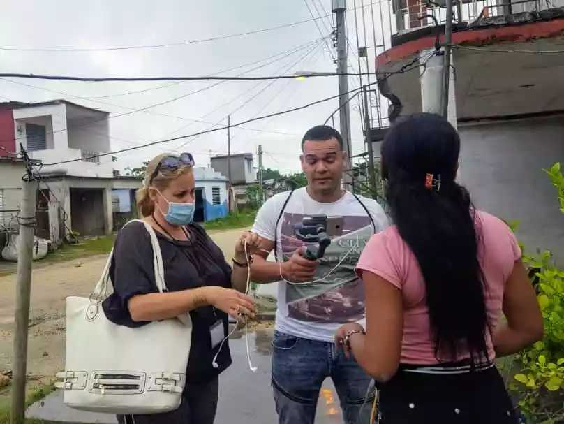 ucfgos's tweet photo. Hasta los #ConsejoPopular de #Reina y #Pastorita en #Cienfuegos, llegaron las cámaras de @PerlavisionTV para captar imágenes de todo el quehacer desempeñado por estudiantes y profesores de la #UCf, acompañados por la @aclifim, impulsores de la #Tarea_de_Impacto #EstamosContigo. https://t.co/9pIuvvH88C