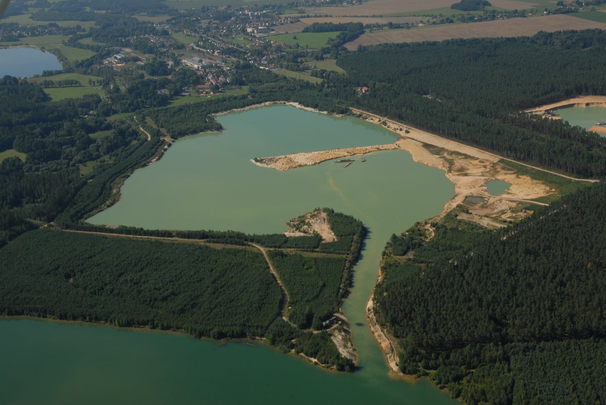 HCG_CR's tweet photo. Ještě předtím, než začne pátý ročník soutěže Quarry Life Award, který byl posunut na rok 2021, připomeňme si úspěchy předchozích ročníků. 💚 Jak vypadala realizace vítězného projektu na podporu biodiverzity v Pískovně Suchdol v prvním ročníku soutěže? ➡️ https://t.co/4hi4LZnUpk https://t.co/pAPq6EnHgK