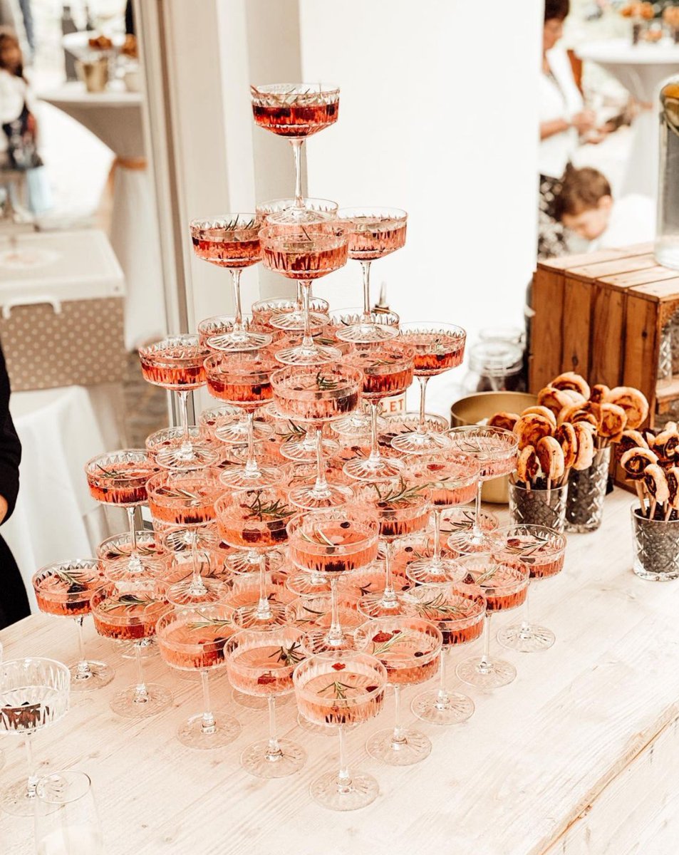 suffolkwedshow's tweet photo. What a spectacular way to serve your reception drinks! 🥂 ✨
How stunning does this look?
@SuffolkMarquees @WhersteadPark
.
.
.
#thesuffolkweddingshow #weddingshow #weddinginspo #receptiondrinks https://t.co/iabMn1Nsdm
