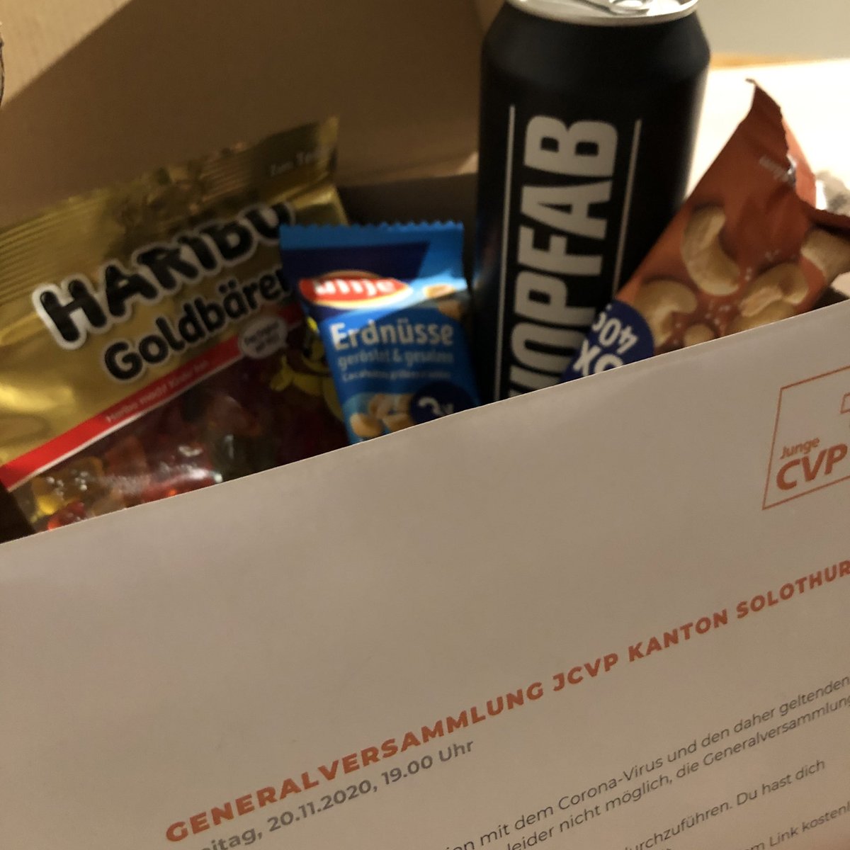 Leosch_97's tweet image. Gleich startet die GV der @jcvpktsolothurn. Dank @roobin_ch können wir auch online darauf Anstossen 👏🏼🥂🍻 #JCVP #TeamOrange