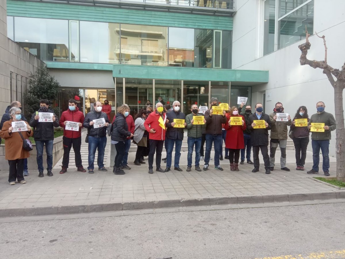 CDRFigueres's tweet photo. Seguim solidaris amb els qui som carrer.
Seguim fidels i determinats amb l'objectiu de l'1 d'Octubre del 17.
#noesteusoles
#determinats
#Independencia https://t.co/XTpwNkqsFC
