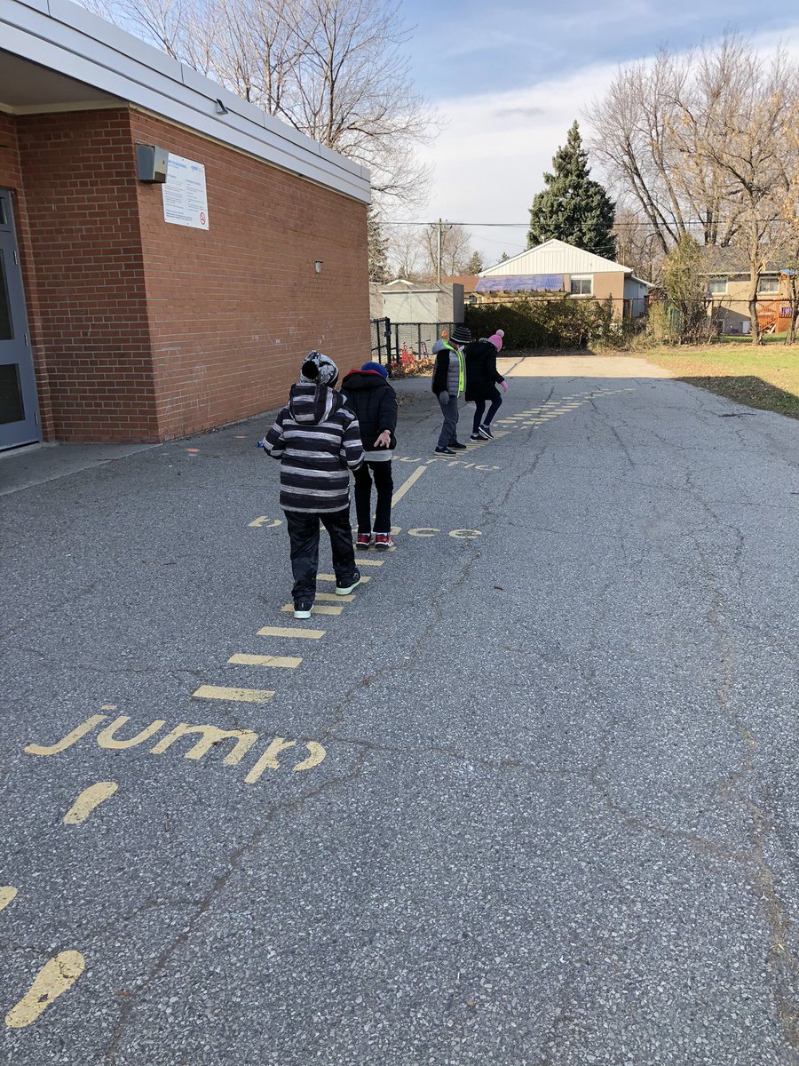 MsPiersolsclass's tweet photo. Beautiful weather so we headed outside! @HelenWilsonPS @RauschsRoom @mrsEberry2112 @PeelSchools #keepingadistance https://t.co/mZon7U3FaQ