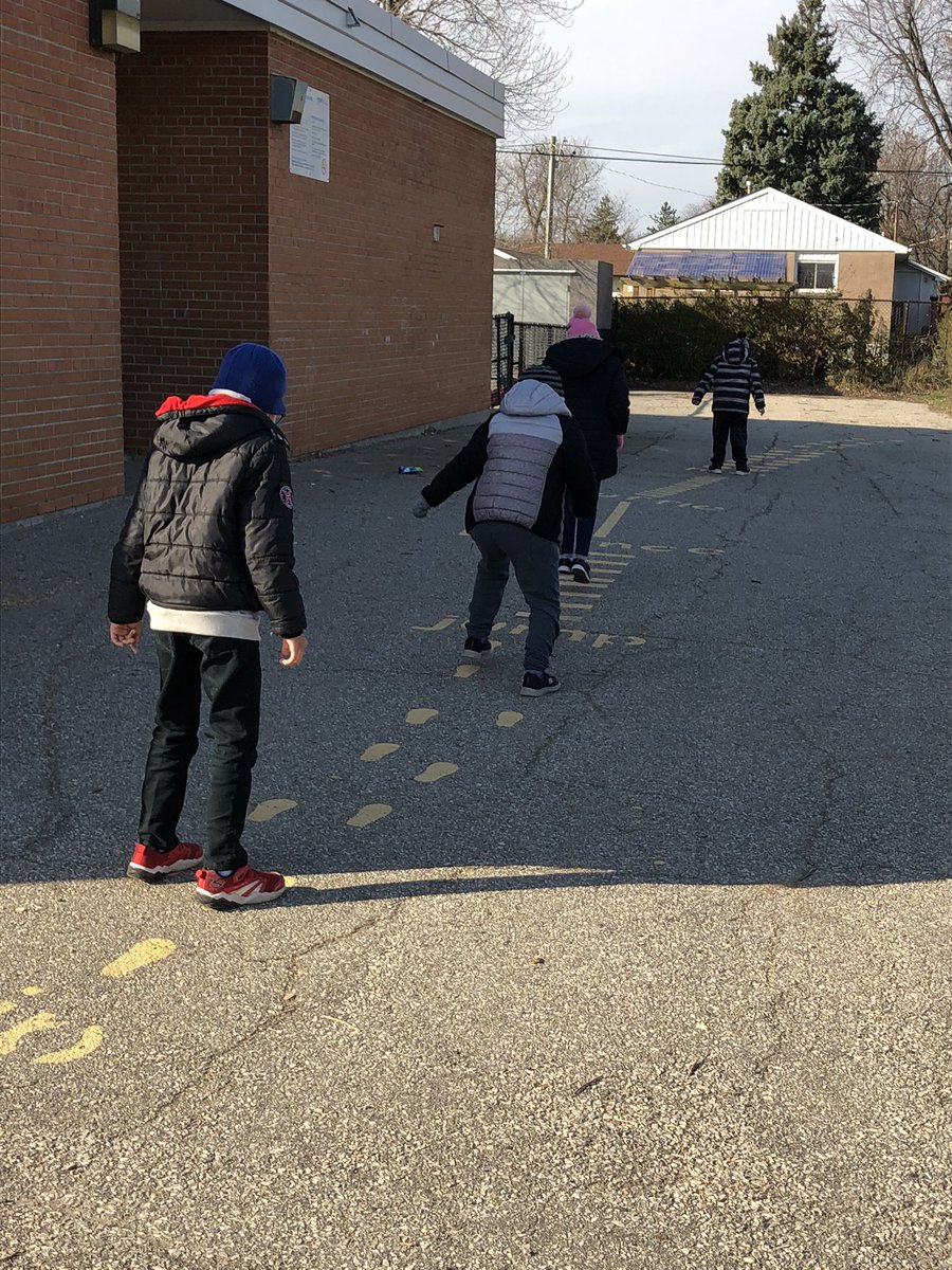 MsPiersolsclass's tweet photo. Beautiful weather so we headed outside! @HelenWilsonPS @RauschsRoom @mrsEberry2112 @PeelSchools #keepingadistance https://t.co/mZon7U3FaQ