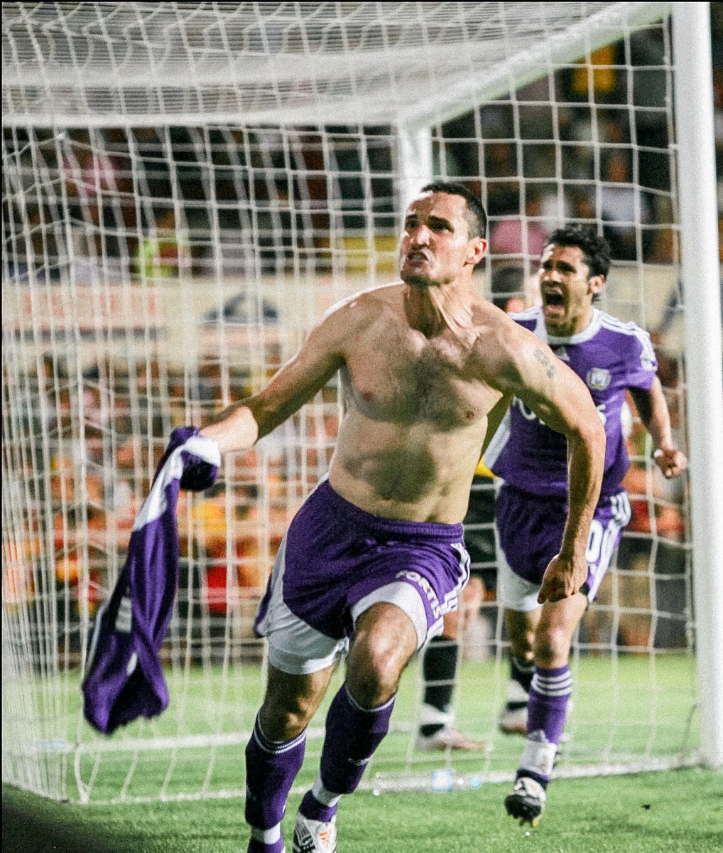 rscanderlecht's tweet photo. Un vrai guerrier met fin à sa carrière. Voor altijd een held van het Park. Thank you for everything, Wasyl. 💜 #legend https://t.co/fXoe2BIUn3