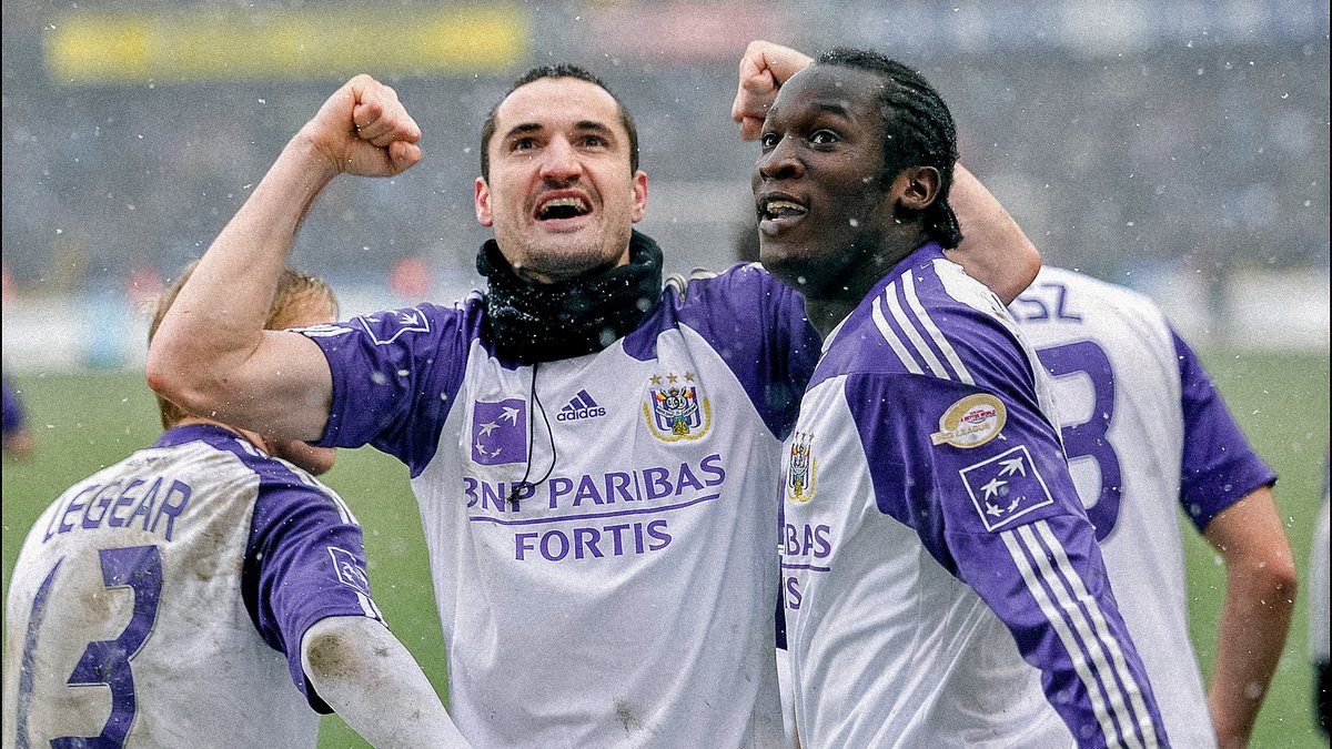 rscanderlecht's tweet photo. Un vrai guerrier met fin à sa carrière. Voor altijd een held van het Park. Thank you for everything, Wasyl. 💜 #legend https://t.co/fXoe2BIUn3