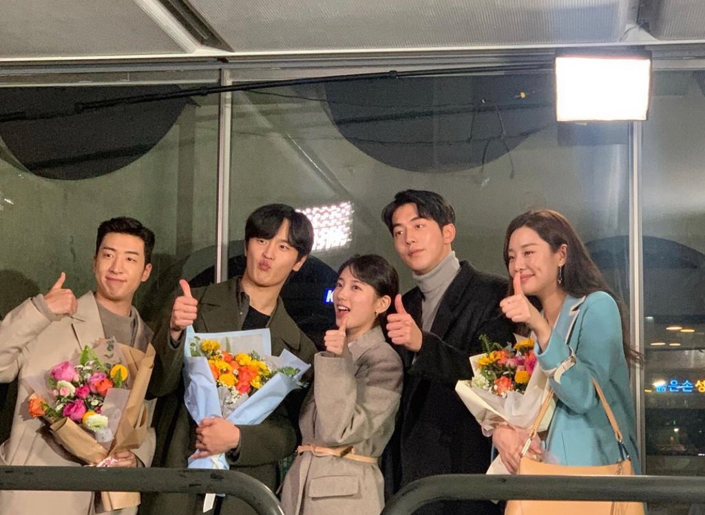 19941010lover's tweet photo. 수지야 수고했어 💟 막촬이라니... 나는 우리 서대표님 못 보낸다 가지마 ㅠㅠㅠㅠㅠ https://t.co/mvZa6kVuut