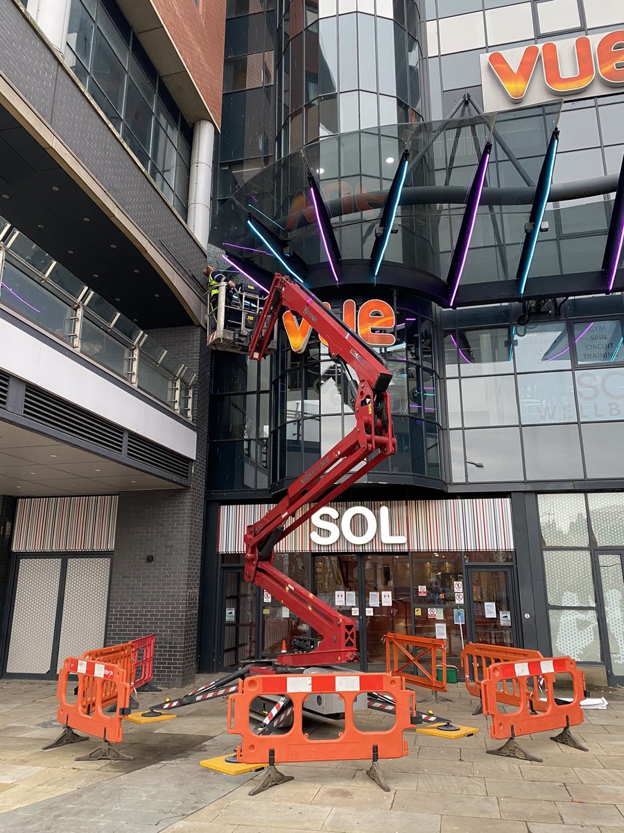 Reactive call out this morning to make safe this shattered pane of glass to a canopy!! 

More than just window cleaners  

jvprice.co.uk