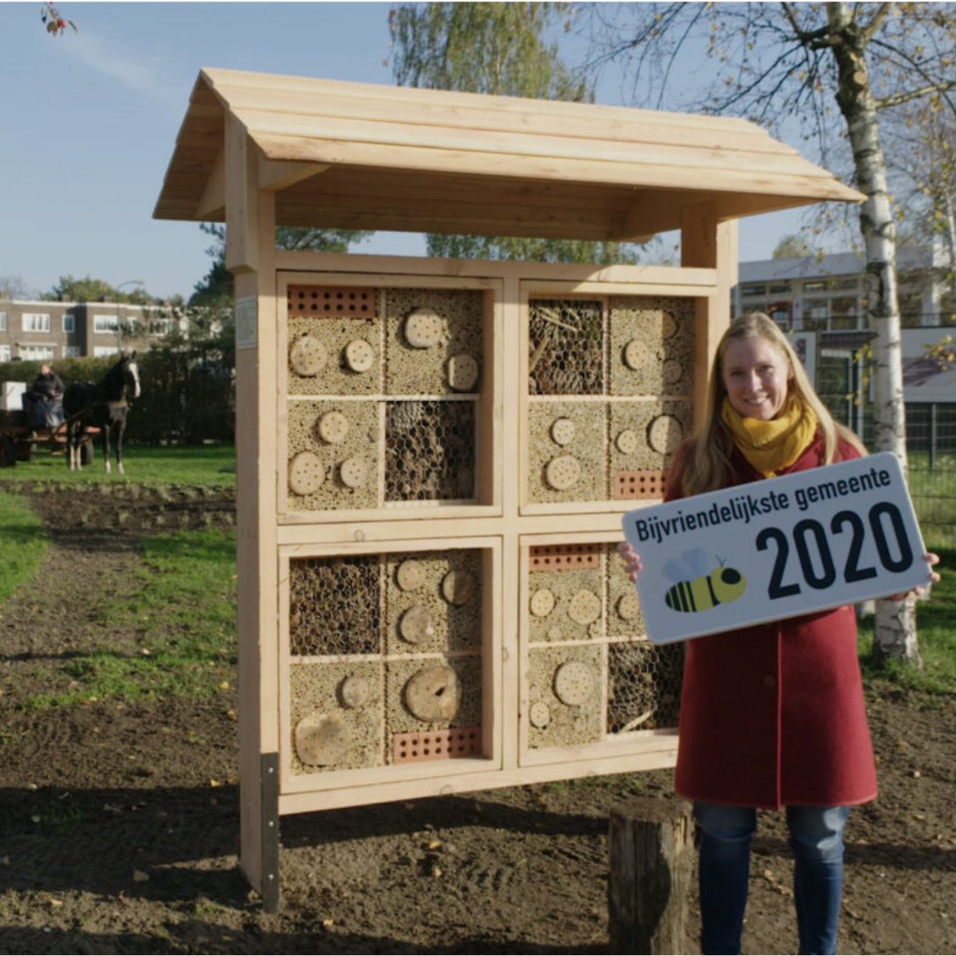 the_pollinators's tweet photo. Dit jaar is Utrecht verkozen tot bijvriendelijkste gemeente van Nederland! Deze BIJzondere prijs hebben ze met recht verdiend. Een win voor de bijen, en een win voor Utrecht.💚🐝 #voerdebijbij #bijzonder #helpdebij #reddebij https://t.co/fWwOnIjpa4 https://t.co/fnNlLLxylx