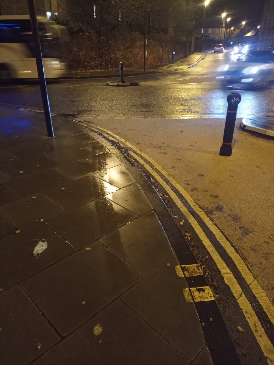 Just witnessed a hatchback Merc squeeze through here by mounting the curb (you can still see tyre marks. May need another bollard. <a href="/ianhudspeth/">Ian Hudspeth OBE 🇺🇦</a> <a href="/cycloxoxford/">Cyclox</a>