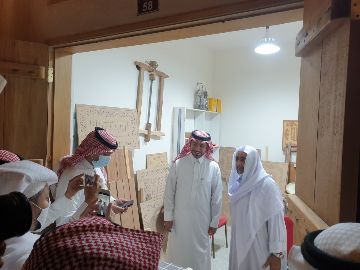 <a href="/majedhogail/">ماجد الحقيل</a> <a href="/NTP_2030/">برنامج التحول الوطني</a> نشكر معالي الوزير ماجد الحقيل على استقباله اهالي #ضاحية_هجر واستلام خطابهم واستماعه لمعاناتهم لعدم وجود الخدمات الردم،السفلته،الانارة وسكنهم على مولدات كهربائيه وقال لنا ابشرو ننتظر توجيهاته على ارض الواقع لوضع حد لمعاناة استمرت ٩سنوات  @alhasamunicipal @saudimomra <a href="/majlisalhasa/">المجلس البلدي لأمانة الأحساء</a>
