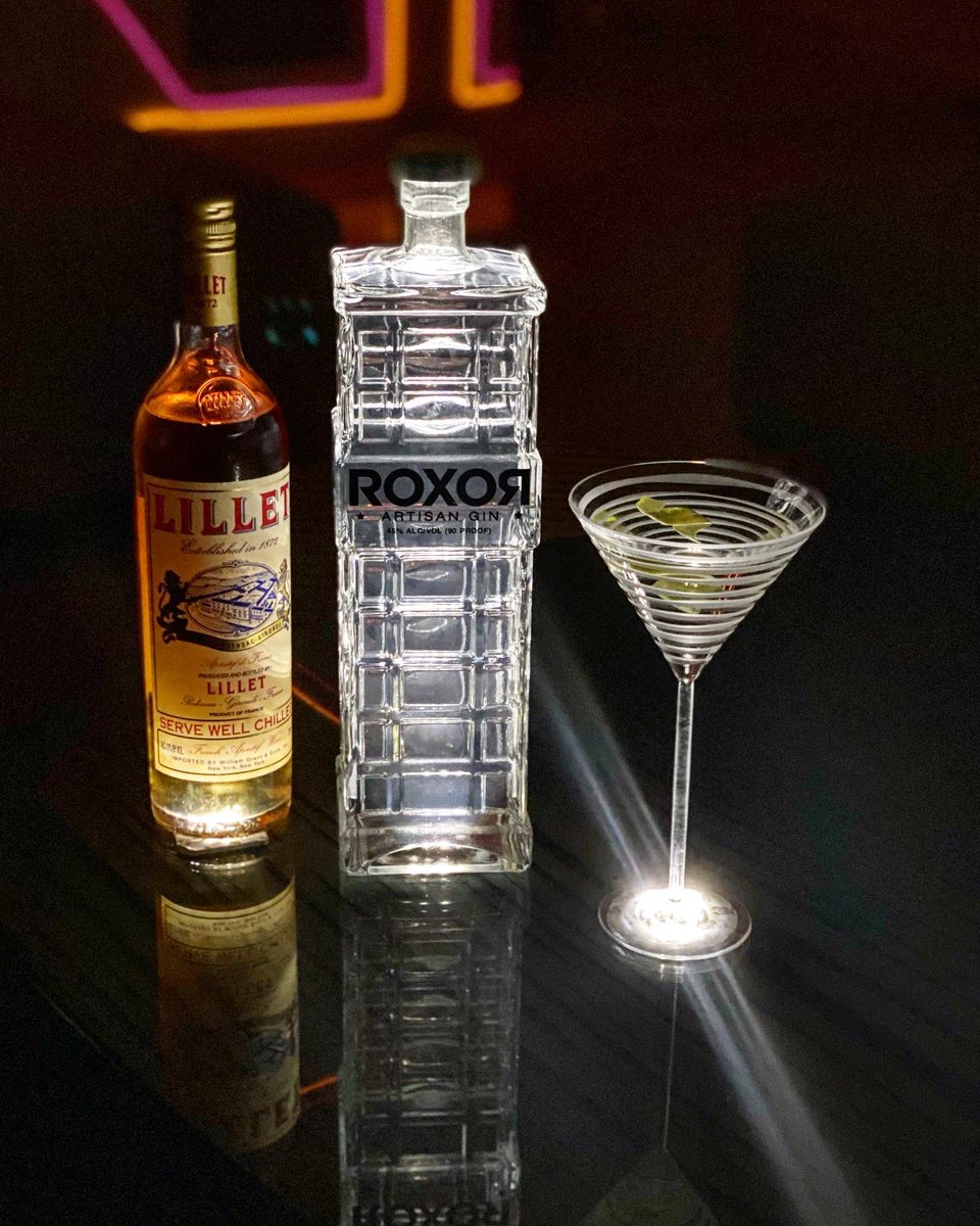 ROXORGIN's tweet photo. Paris, Texas Martini #martini #gin #roxstar https://t.co/ccWatJsWYU