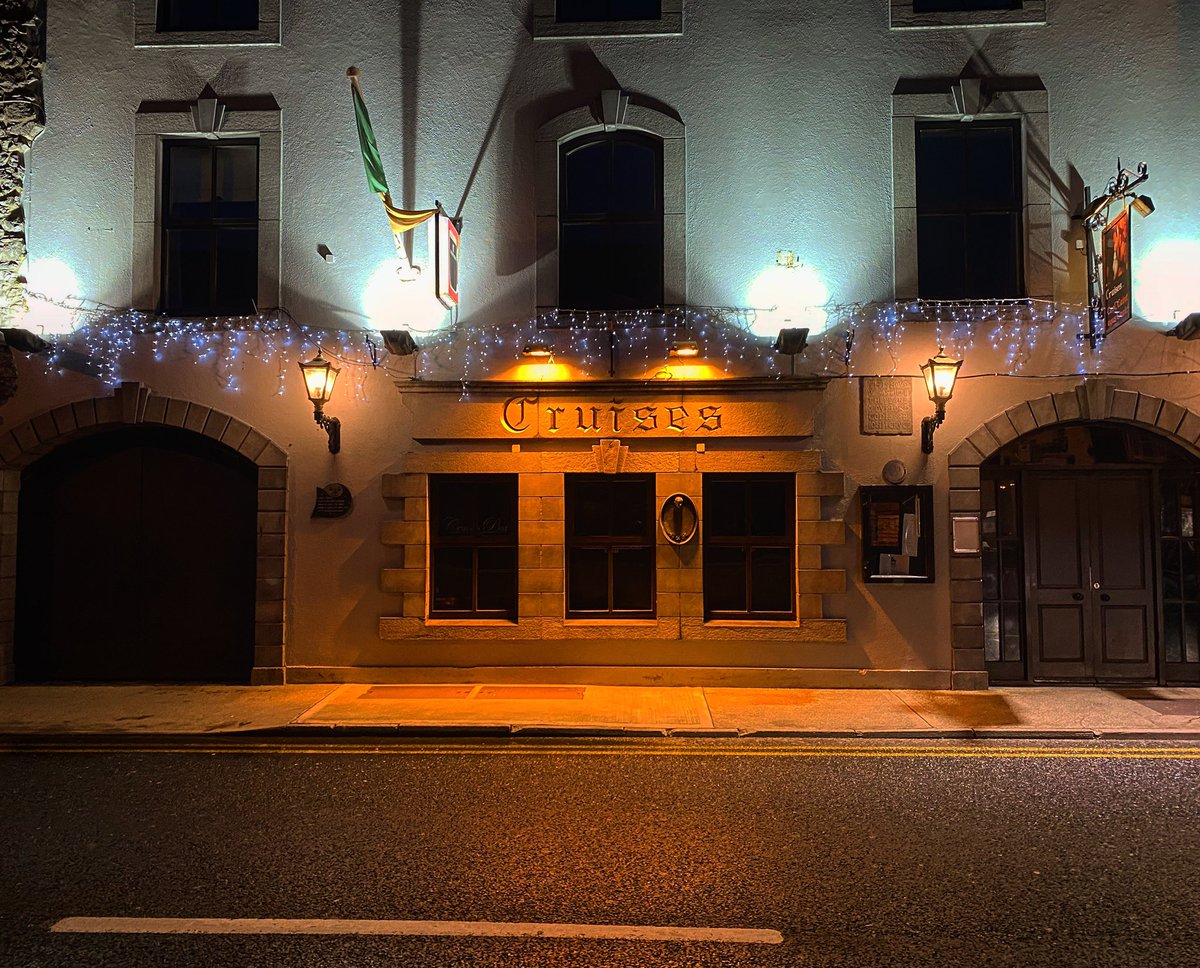 Today @ 5pm, pubs all over Ireland are standing together and switching our lights on to show our customers that we are waiting, and ready, to welcome you back safely to our premises. We look forward to welcoming you back soon.  #KEEPTHELIGHTSON #RaisingTheBar