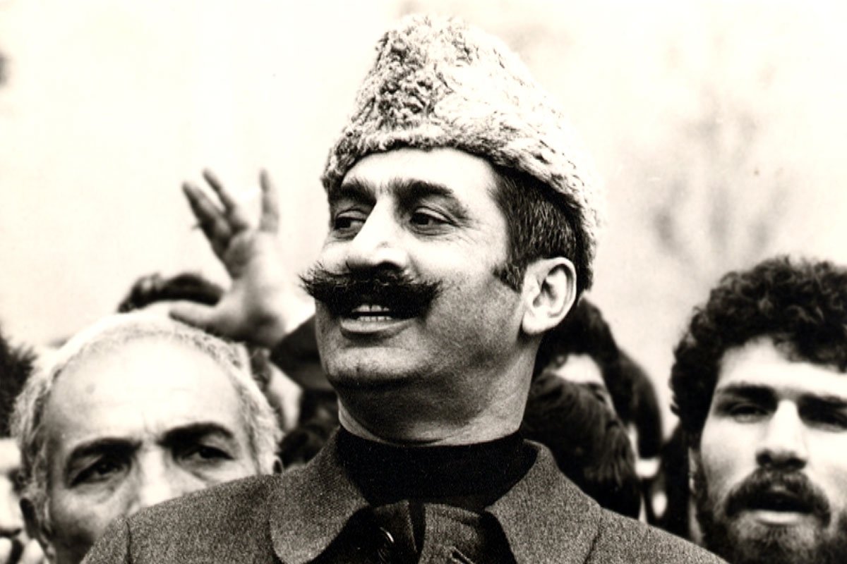 در سالگرد قتل ناجوانمردانه داریوش و پروانه فروهر، مایلم خاطرات کودکی خودم را از این دو بزرگوار از دست‌رفته بازگو کنم.
ارادت قلبی خانواده ما به فروهرها بر کسی پوشیده نیست. پدرم خیلی زود به "حزب ملت ایران" گروید، ۱۶ سال هم نداشت. دوستی او با داریوش تا زمان مرگ این عزیز ادامه یافت.