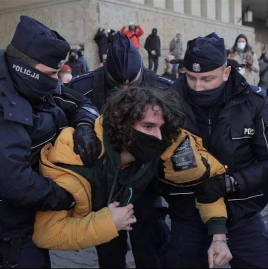 ZbigniewHoldys's tweet photo. Przebrani w mundury policji bandyci Kaczyńskiego szukają sobie nowego #Grzegorza_Przemyka. Lada moment zabiją jakiegoś dzieciaka, bo zastraszyć się ich nie da. Brawo #JanekRadziwon, brawo 14-letni #MaciekRauhutz Krapkowic, brawo dziewczynka z Olsztyna. WSTYD SZMACIARZE Z POLICJI! https://t.co/82gkNcAtBs