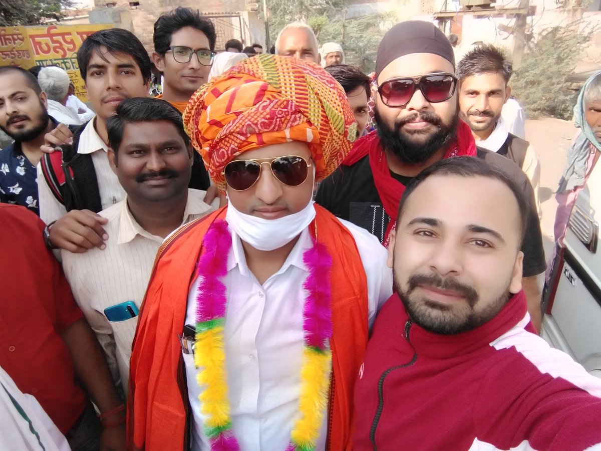 Umeshanand7881's tweet photo. --सीकरी थानाधिकारी सुनील कुमार का भव्य विदाई समारोह कार्यक्रम किया गया।
--बेंड बाजो व घोड़ी पर बैठाकर किया स्वागत।
--सीकरी बाजार में कस्बेवासियों ने पुष्प वर्षा कर दी बधाई।
--कस्बे के गणमान्य लोगों ने माला व साफा पहनाकर किया सम्मान।
--सीकरी थानाधिकारी का कार्य रहा है प्रशंसक। https://t.co/z31Oa3FqcQ