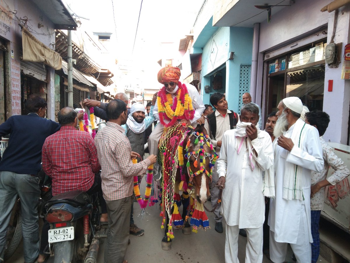 Umeshanand7881's tweet photo. --सीकरी थानाधिकारी सुनील कुमार का भव्य विदाई समारोह कार्यक्रम किया गया।
--बेंड बाजो व घोड़ी पर बैठाकर किया स्वागत।
--सीकरी बाजार में कस्बेवासियों ने पुष्प वर्षा कर दी बधाई।
--कस्बे के गणमान्य लोगों ने माला व साफा पहनाकर किया सम्मान।
--सीकरी थानाधिकारी का कार्य रहा है प्रशंसक। https://t.co/z31Oa3FqcQ