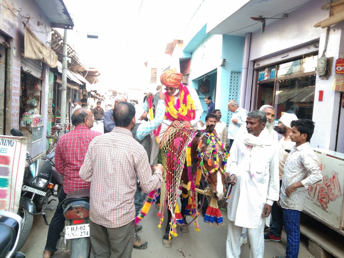 Umeshanand7881's tweet photo. --सीकरी थानाधिकारी सुनील कुमार का भव्य विदाई समारोह कार्यक्रम किया गया।
--बेंड बाजो व घोड़ी पर बैठाकर किया स्वागत।
--सीकरी बाजार में कस्बेवासियों ने पुष्प वर्षा कर दी बधाई।
--कस्बे के गणमान्य लोगों ने माला व साफा पहनाकर किया सम्मान।
--सीकरी थानाधिकारी का कार्य रहा है प्रशंसक। https://t.co/z31Oa3FqcQ