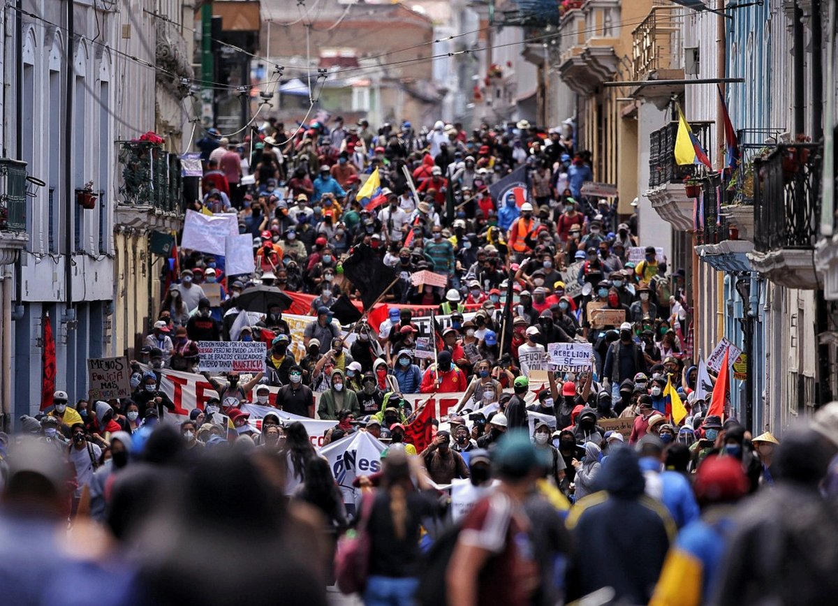 A third type of protest mobilizes people who fear for their livelihood:Malawi street vendors march with signs saying “We’d rather die of corona than of hunger.” Ecuadorians riot against the shutdown of state-owned companies and salary cuts  https://trib.al/gObEgCM 