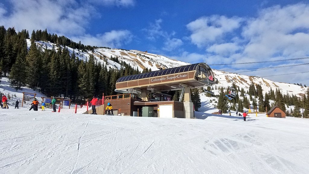 ApresLIVE's tweet photo. #TGIF ya gotta get up to get down #ski & #snowboard nation! #ApresLIVE #Breckenridge #Colorado #Breck #BreckLife #BreckEffect #skiing #snowboarding #MountainTravel #Travel #travelgram #TravelLife #LuxuryTravel #Photography #Wanderlust #SocialDistancing #WashYourHands #WearAMask https://t.co/kBTeKsVekC