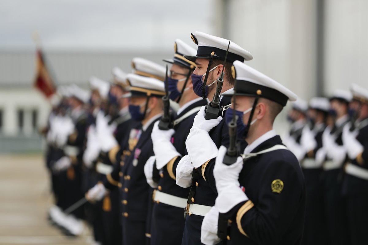 Honneur, Patrie, Valeur, Discipline : c'est fidèles à cette devise que, chaque jour, les marins de la base d'aéronautique navale de Lanvéoc-Poulmic veillent sur nos côtes.
J'ai vu ici leur bravoure et la force de leur engagement : ils font la fierté de toute une Nation.