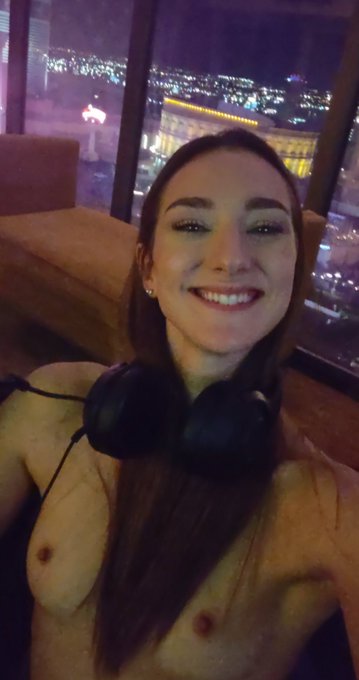 Thanks Vegas it was cool ✌? https://t.co/OLRz7FyJ6h