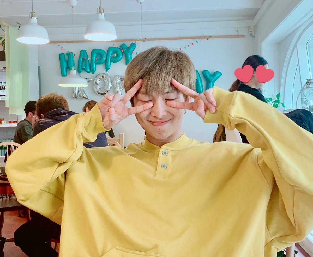 rmarchives's tweet photo. the double peace sign belongs to him https://t.co/g1vI0DuXF6