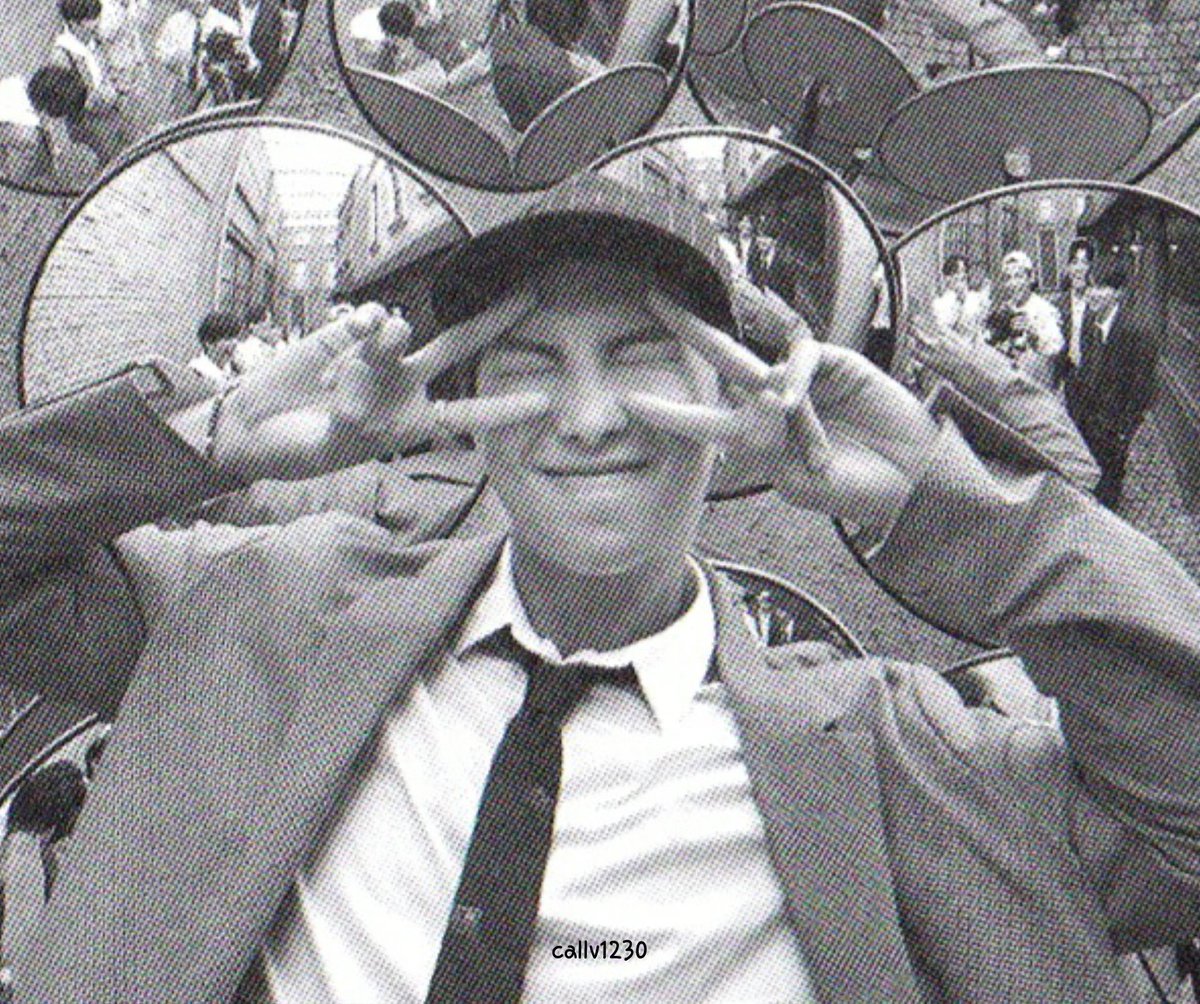 rmarchives's tweet photo. the double peace sign belongs to him https://t.co/g1vI0DuXF6