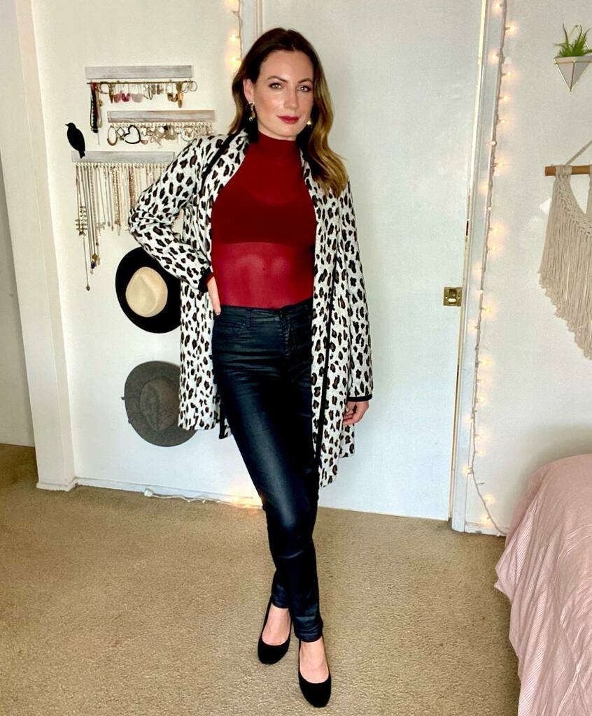 chloezak's tweet photo. Is this outfit a Y or N? I had to style #Amazon’s worst-rated cardigans for a #buzzfeed video and this one was toughhhh! It looked more like a jacket 🤔. 

#ootd #ootdfashion #winterfashion #fallfashion #leopardprint https://t.co/FZUnzuene2 https://t.co/RR53S9ifU6